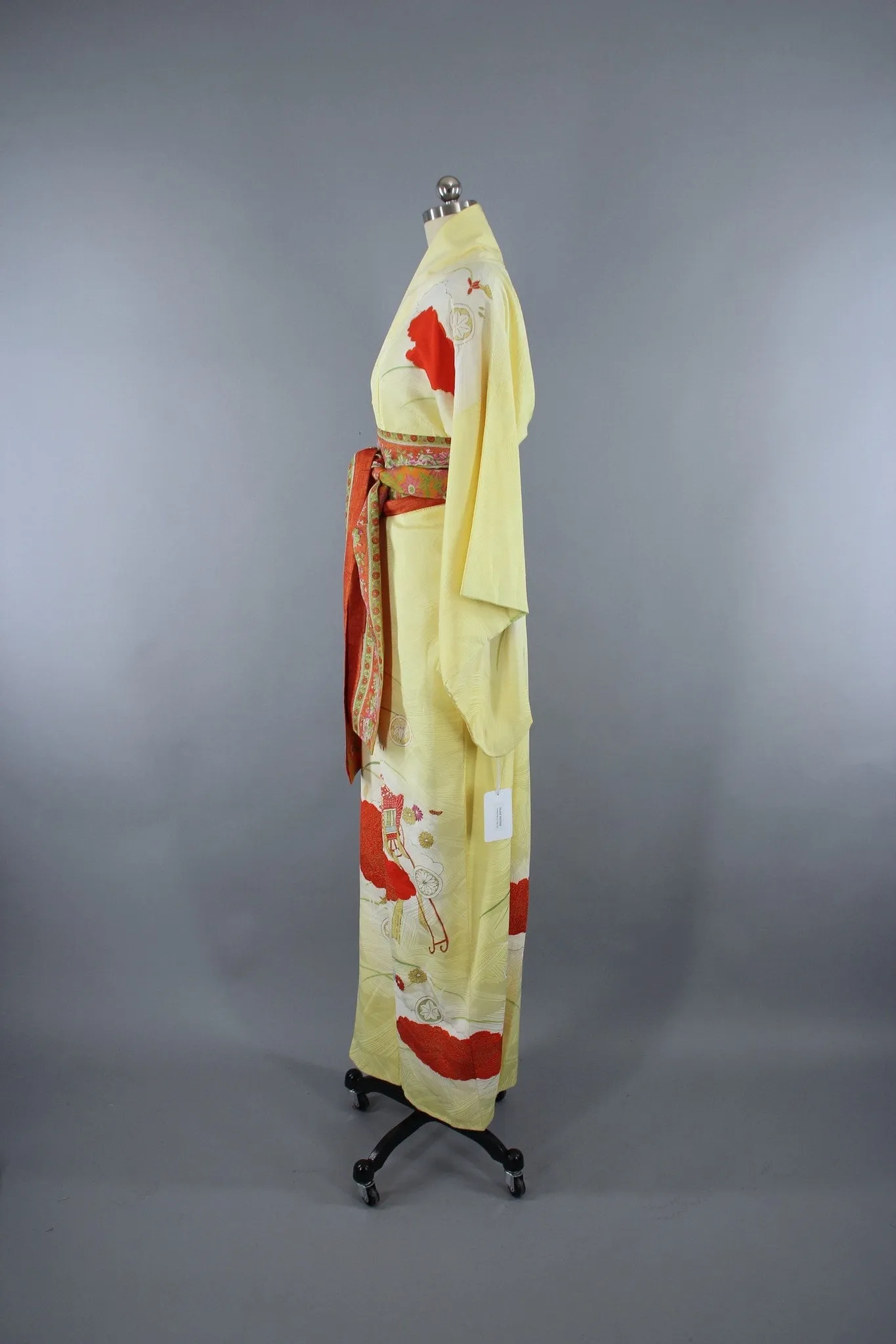 1960s Vintage Silk Kimono Robe in Pastel Yellow Novelty Print