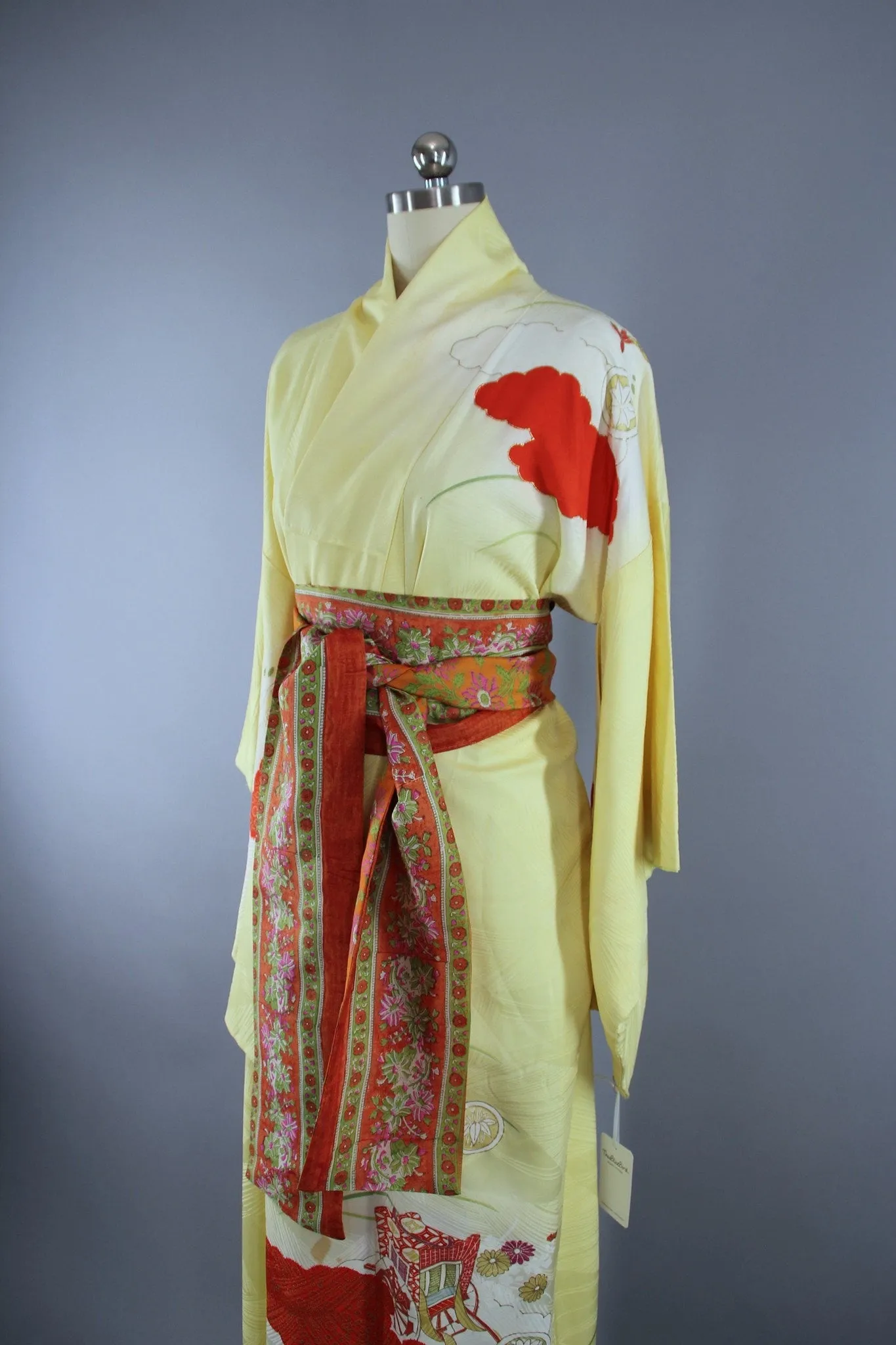 1960s Vintage Silk Kimono Robe in Pastel Yellow Novelty Print
