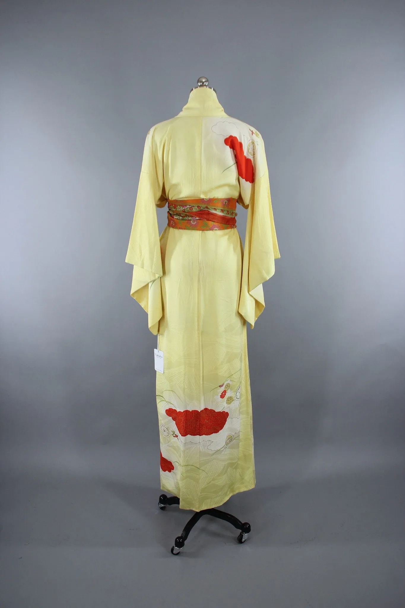 1960s Vintage Silk Kimono Robe in Pastel Yellow Novelty Print