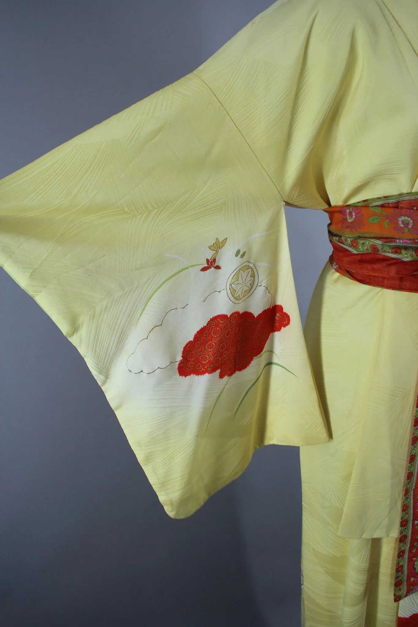 1960s Vintage Silk Kimono Robe in Pastel Yellow Novelty Print