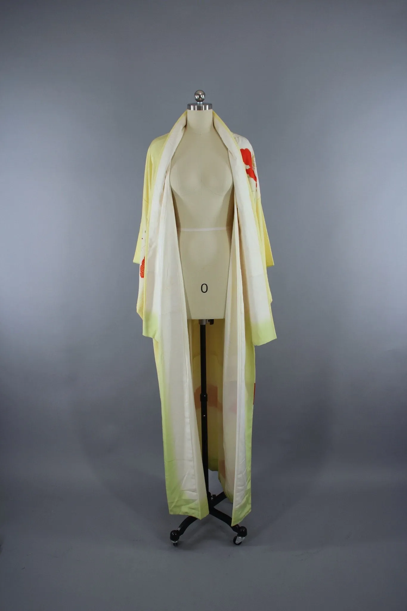 1960s Vintage Silk Kimono Robe in Pastel Yellow Novelty Print