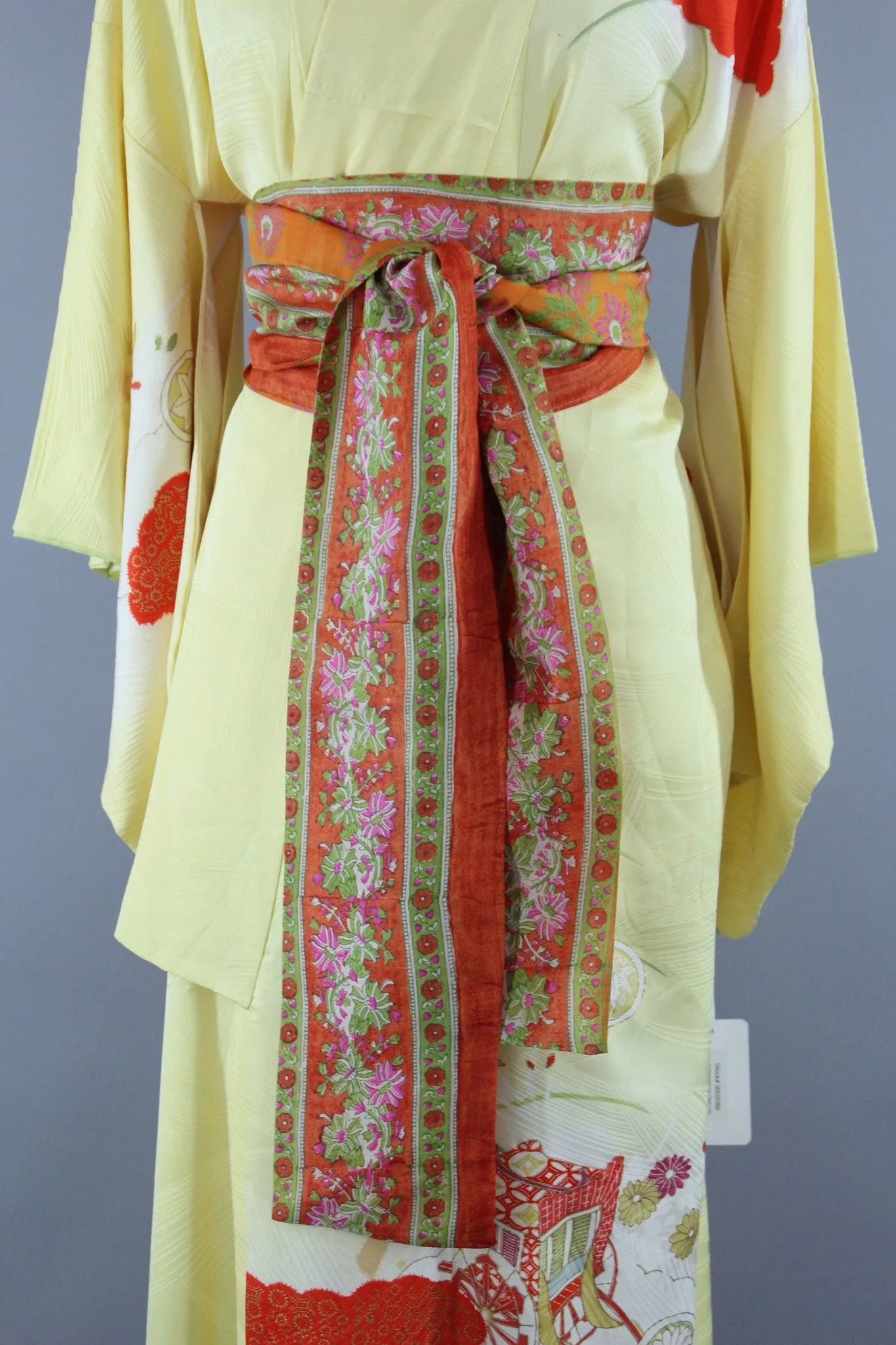 1960s Vintage Silk Kimono Robe in Pastel Yellow Novelty Print