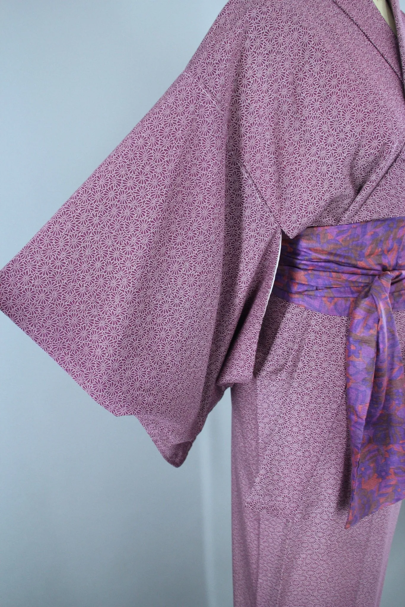 1970s Vintage Kimono Robe in Purple and White Tiny Floral Print