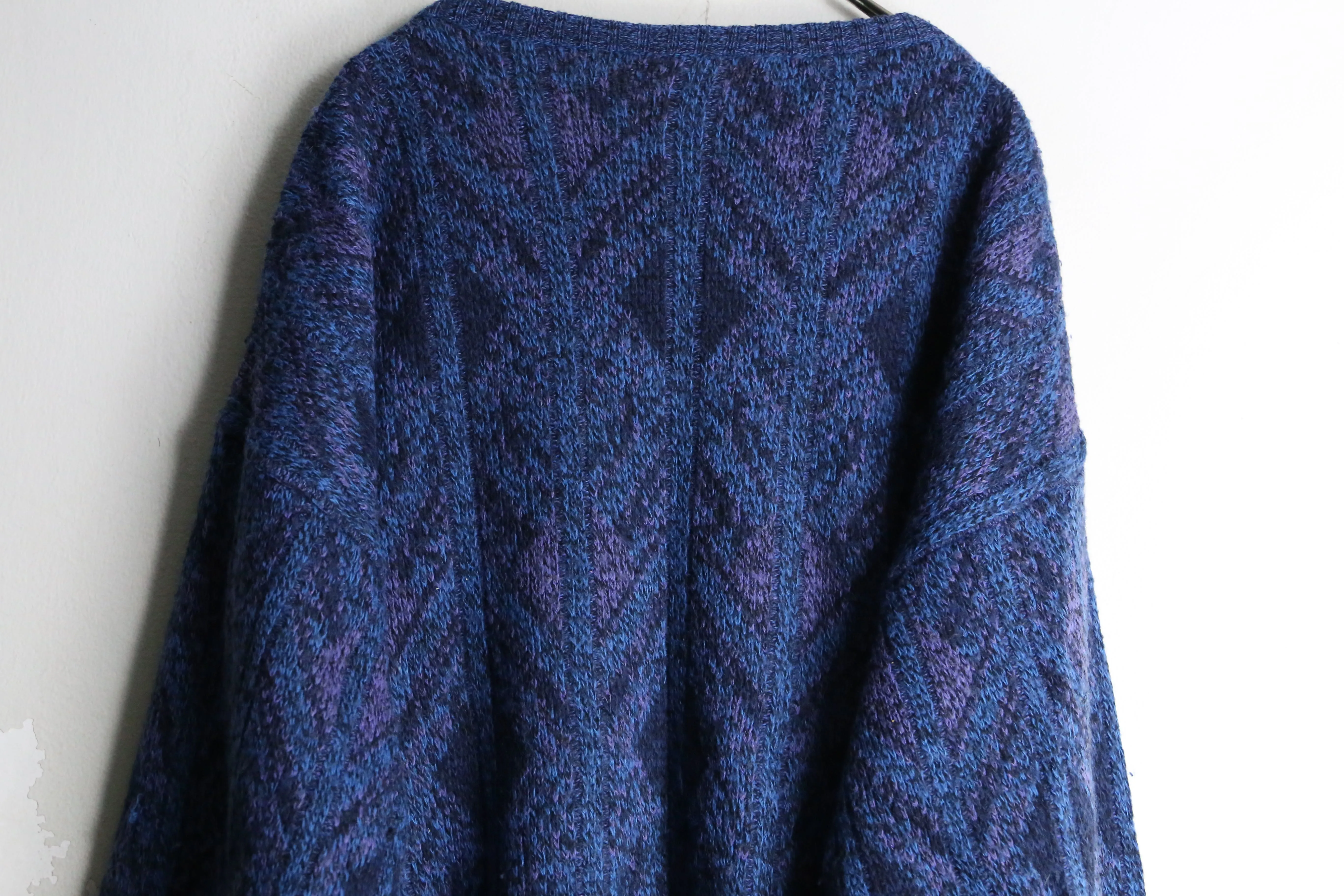 blue color V neck knit