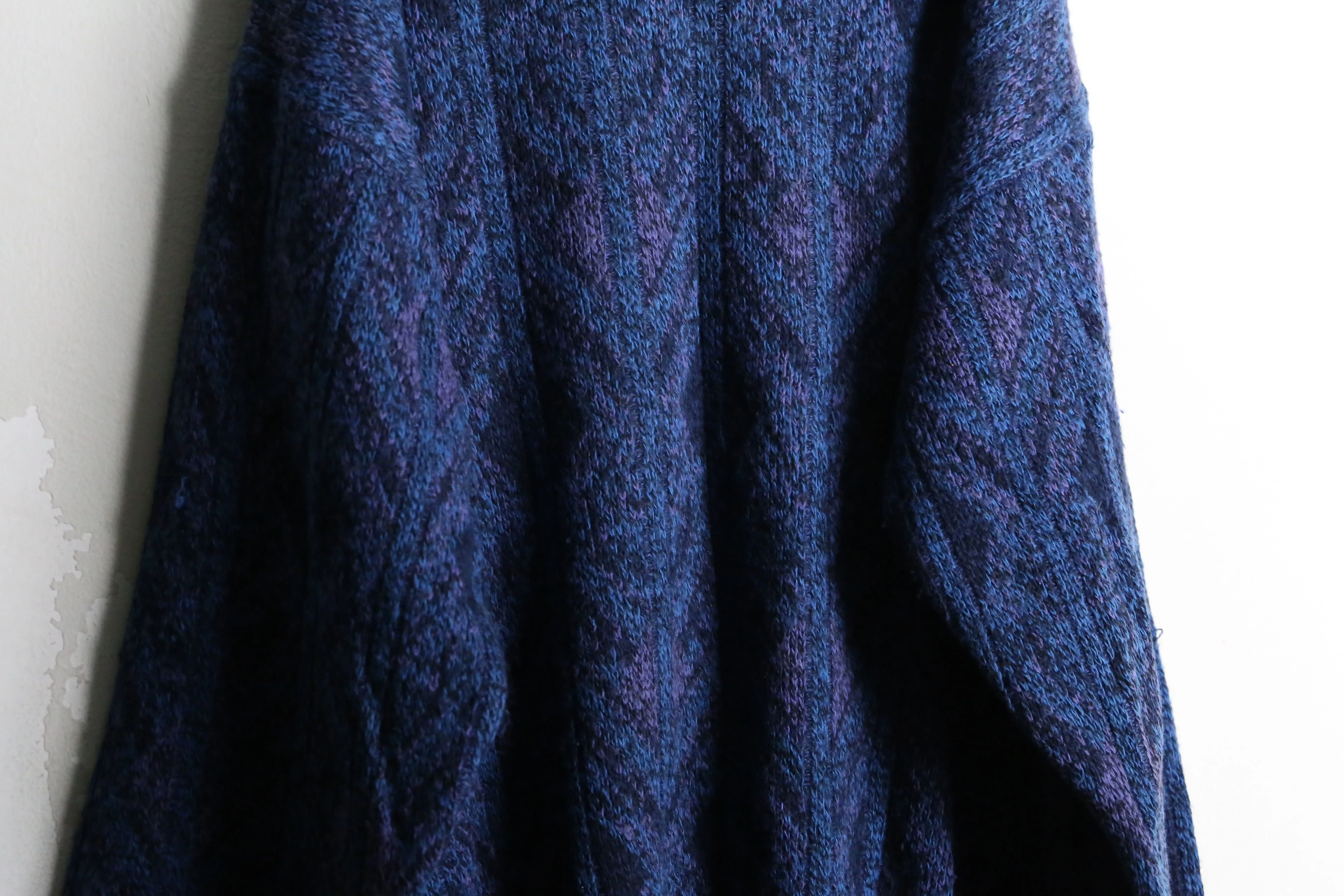 blue color V neck knit