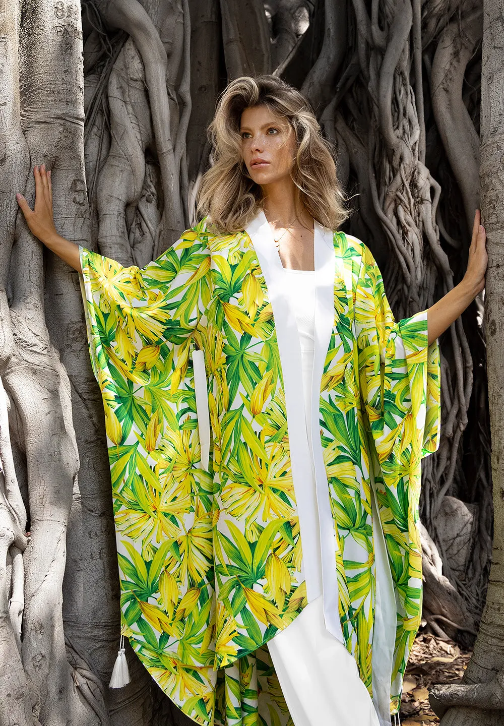 Euphoria – Secret Garden Kimono (Off-White)